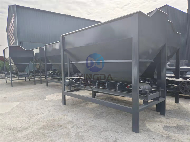 有机肥料加工过程中为什么要选择有机肥设备铲车料仓?