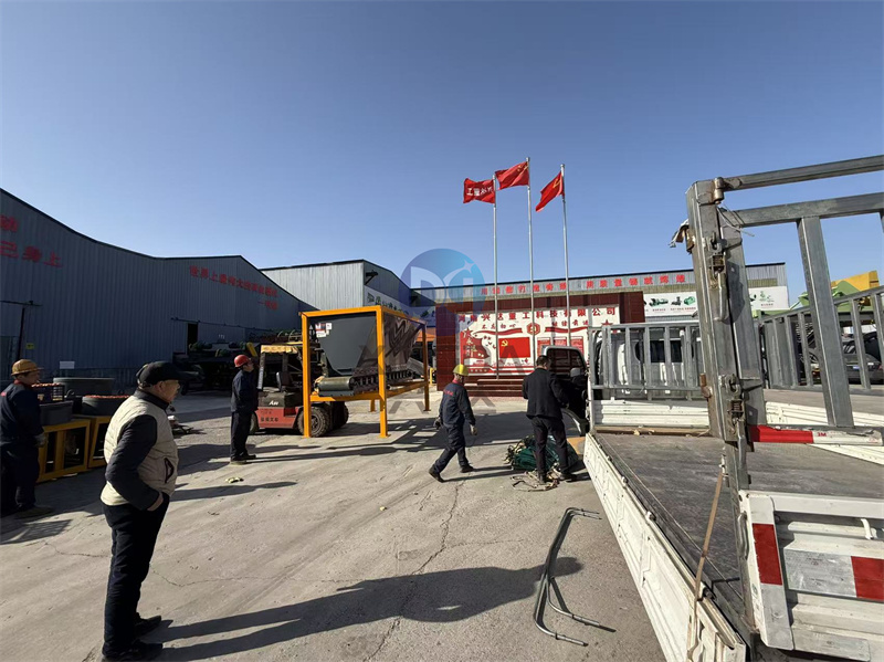 有机肥铲车料仓发货现场