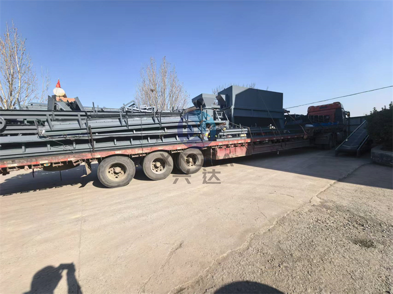 皮带输送机与立式粉碎机发