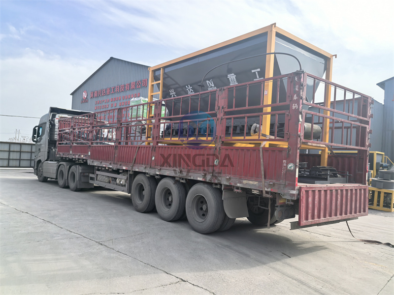 铲车料仓和包装机发货现场