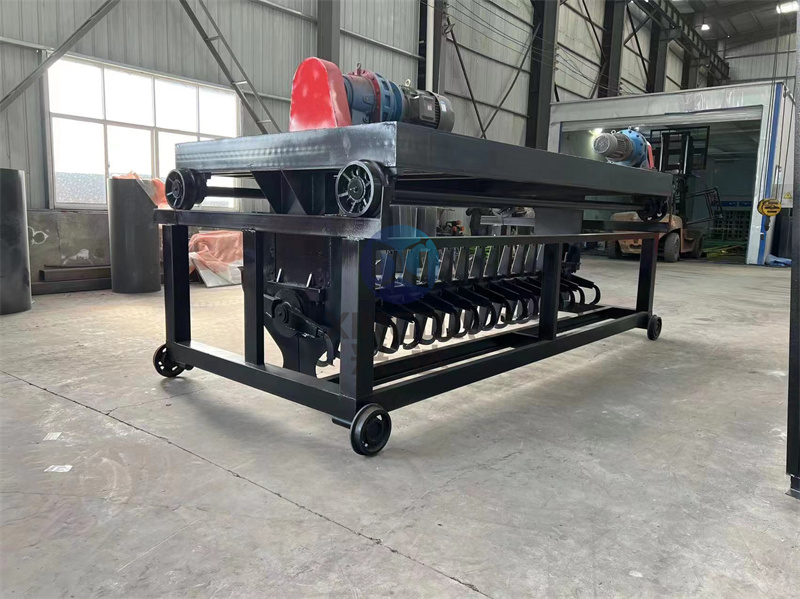 有机肥生产线中的槽式翻堆机有何作用?